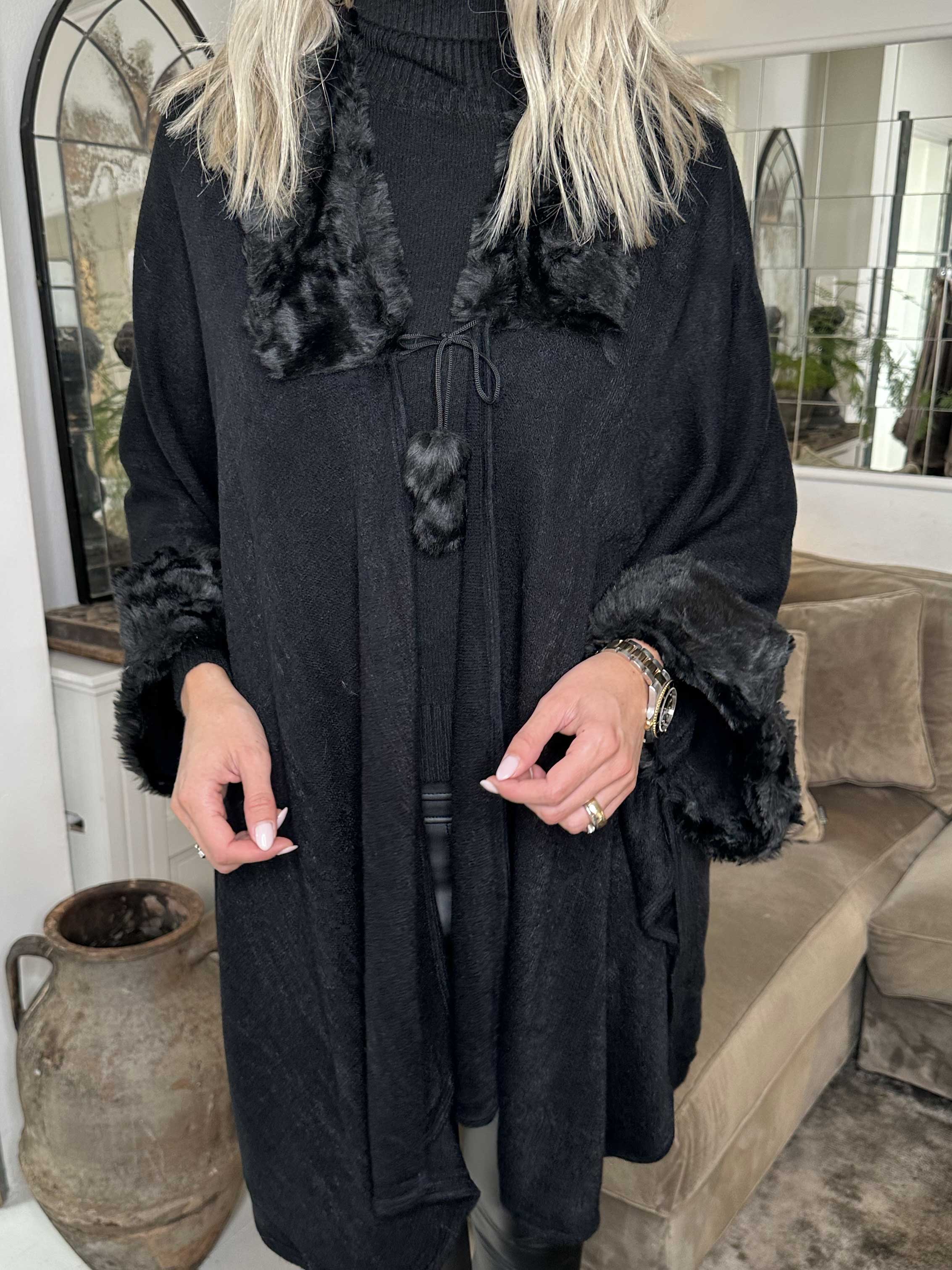 Manon - Strikponcho med faux fur pelskant